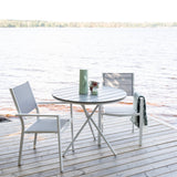 Parma cafébord ø90 - vit alu / grå aintwood+Copacabana Karmstol (stapelbar) Vit