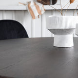 Kamenný kulatý jídelní stůl - černá / mocca dýha + jídelní židle Polar - černé nohy / černý samet _4