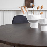 Kamenný kulatý jídelní stůl – černá / mocca dýha + jídelní židle Polar – černé nohy – černá látka _4