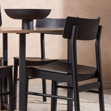 Jídelní stůl Durango – černá / ořechová MDF + jídelní židle Montros – přírodní / přírodní kaučukové dřevo _4