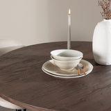 Bootcut jídelní stůl se sametovou jídelní židlí