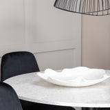 Jídelní stůl Razzia 106 cm -Bílá Terazzo / Černá - Židle Polar - Black Velvet / Matná mosazná noha 4