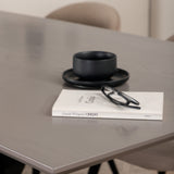 Jídelní stůl Piazza – černá / šedá dýha + židle se sametovými stehy – černá / béžová látka (polyesterové prádlo)_6