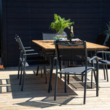 Jídelní stůl Chan – černá ocel / akácie (vzhled teak) – 200 cm + křeslo Santorini (stohovatelné) – černá alu / černá textilie_6
