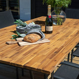 Jídelní stůl Chan – černá ocel / akácie (vzhled teak) – 200 cm + křeslo Santorini (stohovatelné) – černá alu / černá textilie_6