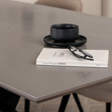 Jídelní stůl Piazza – černá / šedá dýha + židle se sametovými stehy – černá / béžová látka (polyesterové prádlo)_6