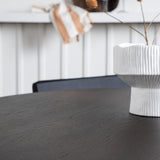 Kamenný kulatý jídelní stůl - černá / mocca dýha + židle Kenth - černá / černá PU _4