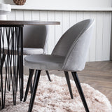 Kamenný kulatý jídelní stůl – černá / mocca dýha + sametová jídelní židle – světle šedá / černá _4