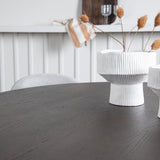 Kamenný kulatý jídelní stůl – černá / mocca dýha + sametová jídelní židle – světle šedá / černá _4