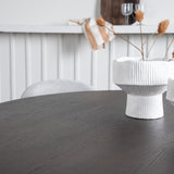 Kamenný kulatý jídelní stůl – černá / mocca dýha + sametová jídelní židle – světle šedá / černá _4