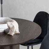 OliviaJídelní stůl-Mocca/MoccaVeneer+PolarJídelní židle-Černé nohy/BlackVelvet_4