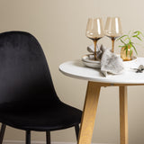 Leonora Jídelní stůl φ65 - Oaklook / Bílá MDF + Polar Jídelní židle - Černé nohy / Black Velvet _2