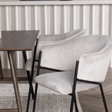 Jídelní stůl Kaseidon – kaučukové dřevo / tmavě hnědá MDF + jídelní židle Evelina – černá / světle šedá Velvet _4