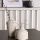 Jídelní stůl Kaseidon – kaučukové dřevo / tmavě hnědá MDF + židle Berit – černá / béžový samet _4