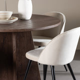 Bootcut jídelní stůl se sametovou jídelní židlí