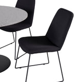 Jídelní stůl Razzia ø106 cm - Šedá / Černá + Muce Jídelní židle - Černé nohy - Černá Fabric_4