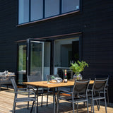 Jídelní stůl Chan – černá ocel / akácie (vzhled teak) – 200 cm + křeslo Santorini (stohovatelné) – černá alu / černá textilie_6